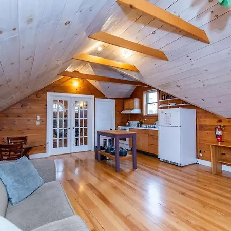 Bright And Cozy Treehouse Apartment Burlington Exterior photo