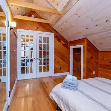Bright And Cozy Treehouse Apartment Burlington Exterior photo