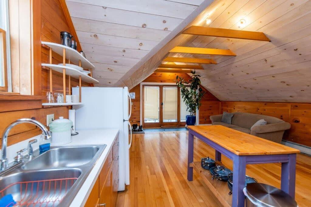 Bright And Cozy Treehouse Holiday home *