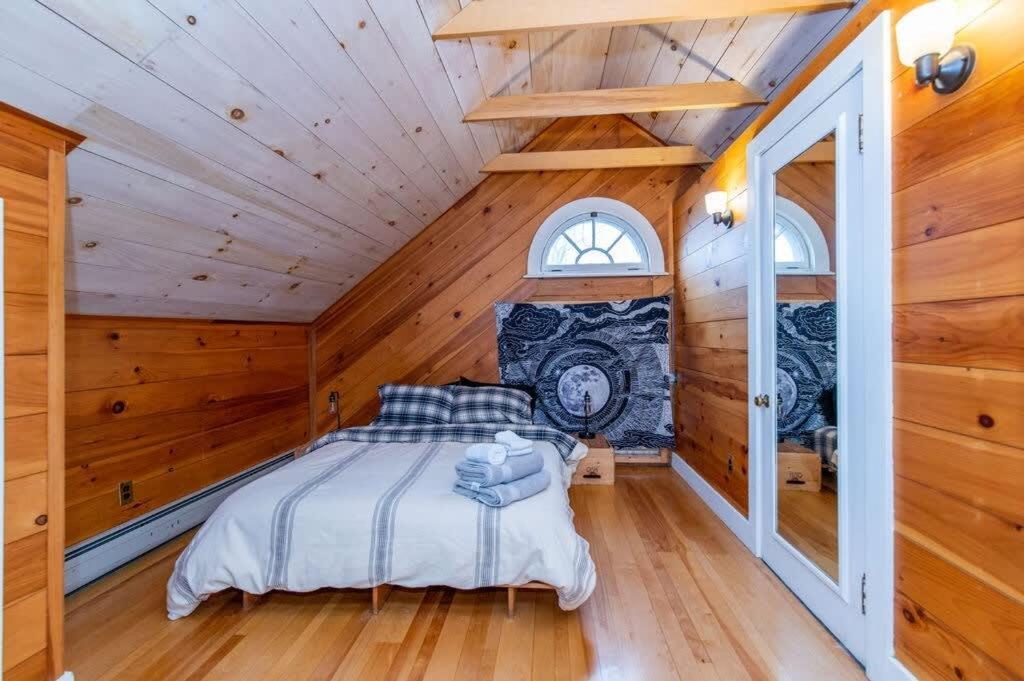 Bright And Cozy Treehouse * Burlington