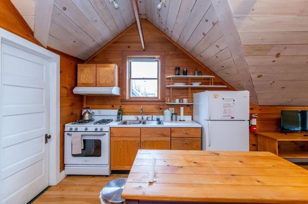 Bright And Cozy Treehouse Holiday home Burlington