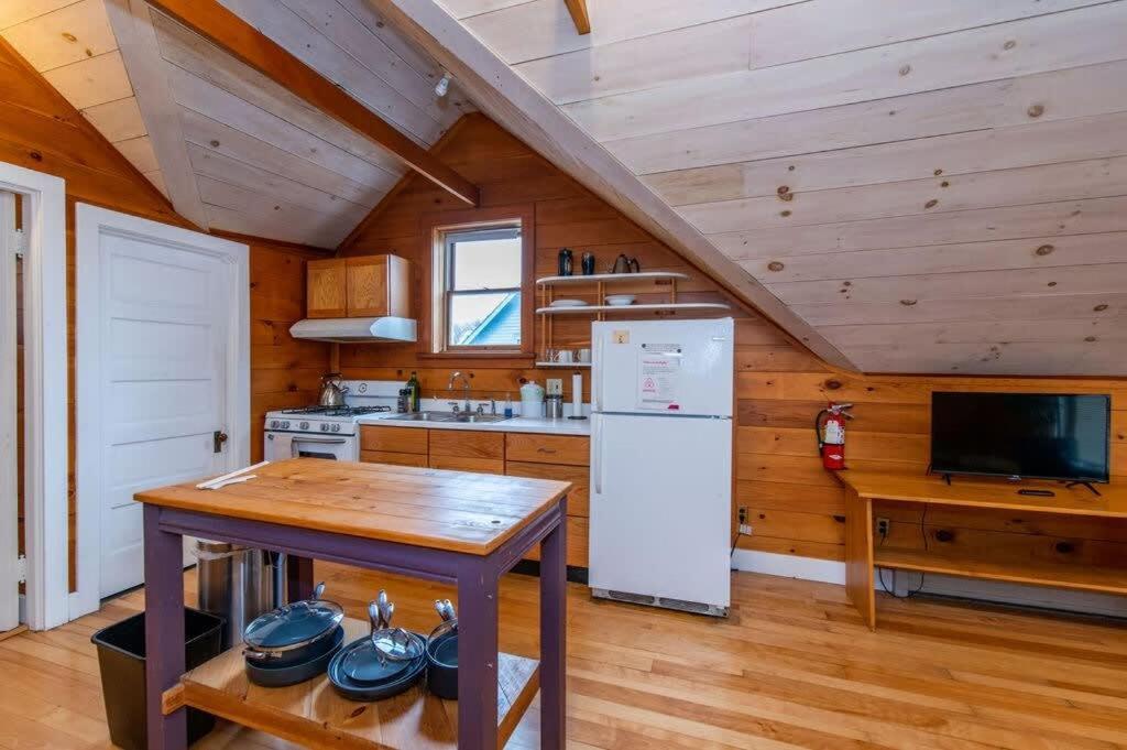 Bright And Cozy Treehouse Burlington
